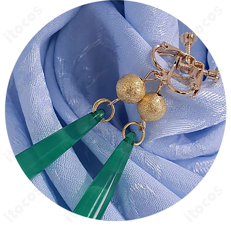 薬屋のひとりごと 猫猫 冬服コスプレ衣装の耳飾りディテール。キャラクター性を引き立てる繊細なアクセサリーをクローズアップ。