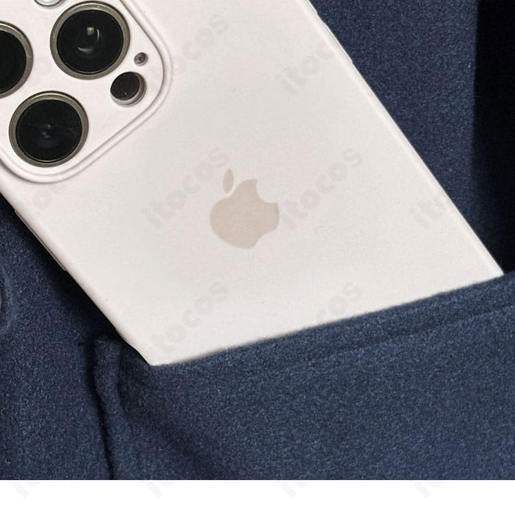 ユキノビジン 勝負服コートのポケット装飾詳細。実用性とデザイン性を両立した作りを強調。