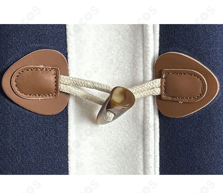 ユキノビジン 勝負服コートのボタン装飾アップ。質感と仕上がり、縫製の整いを詳細に表示。