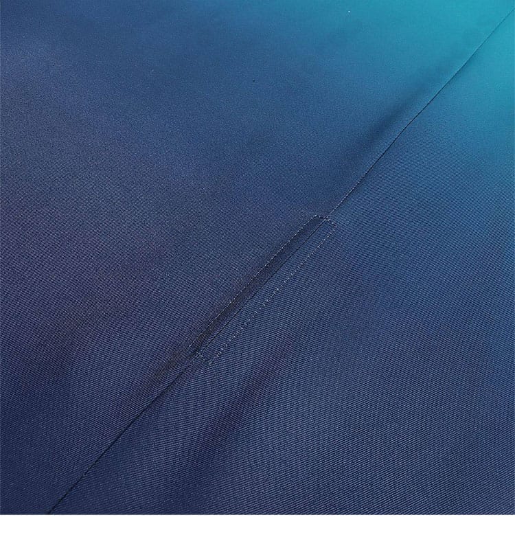 酒寄彩葉コスプレの生地感クローズアップ。薄手で通気性のある素材感と表面の質感。