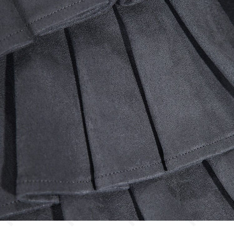 シーキング・クロークのマント裾装飾と生地質感のアップ