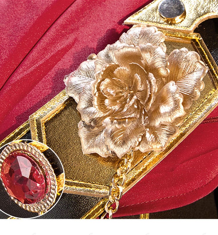 胸飾りと胸ベルトの細部。装飾チェーンの取り付け、留め具の意匠、質感を拡大で確認。