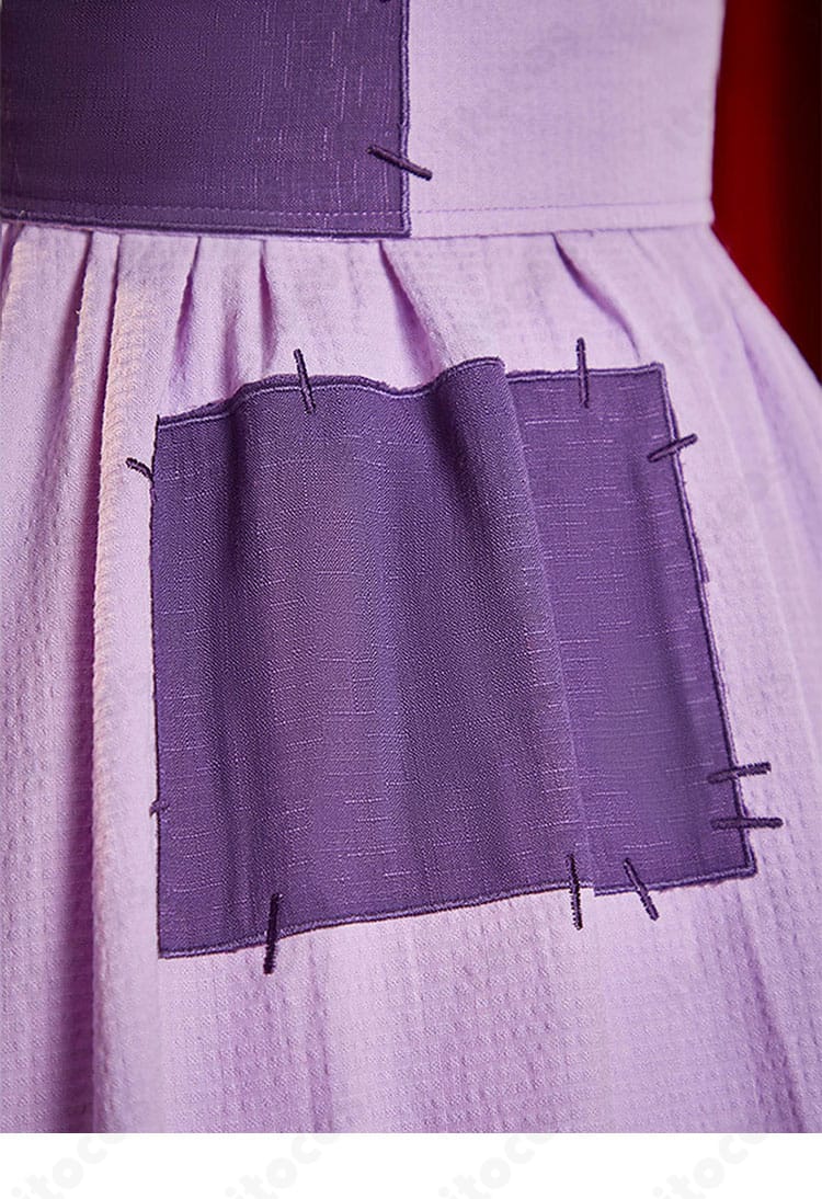 ウエストと帯のディテール。結びの形や位置関係、コーディネートの要となるポイントを明確に示したアップ。