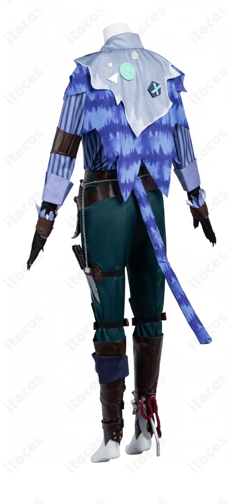 第五人格 人形師「境界の狭間にて」コスプレ衣装の背面カット。ストールの落ち感と背面ベルト、尻尾装飾の取り付け位置を確認できる。