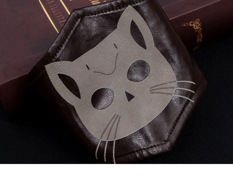 腕章・手首飾り・手袋のディテール。ステッチと配置バランスが分かるアップ写真。