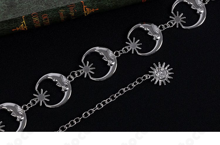 腰飾りのモチーフと金具のアップ。全体配色との調和が分かるディテールショット。