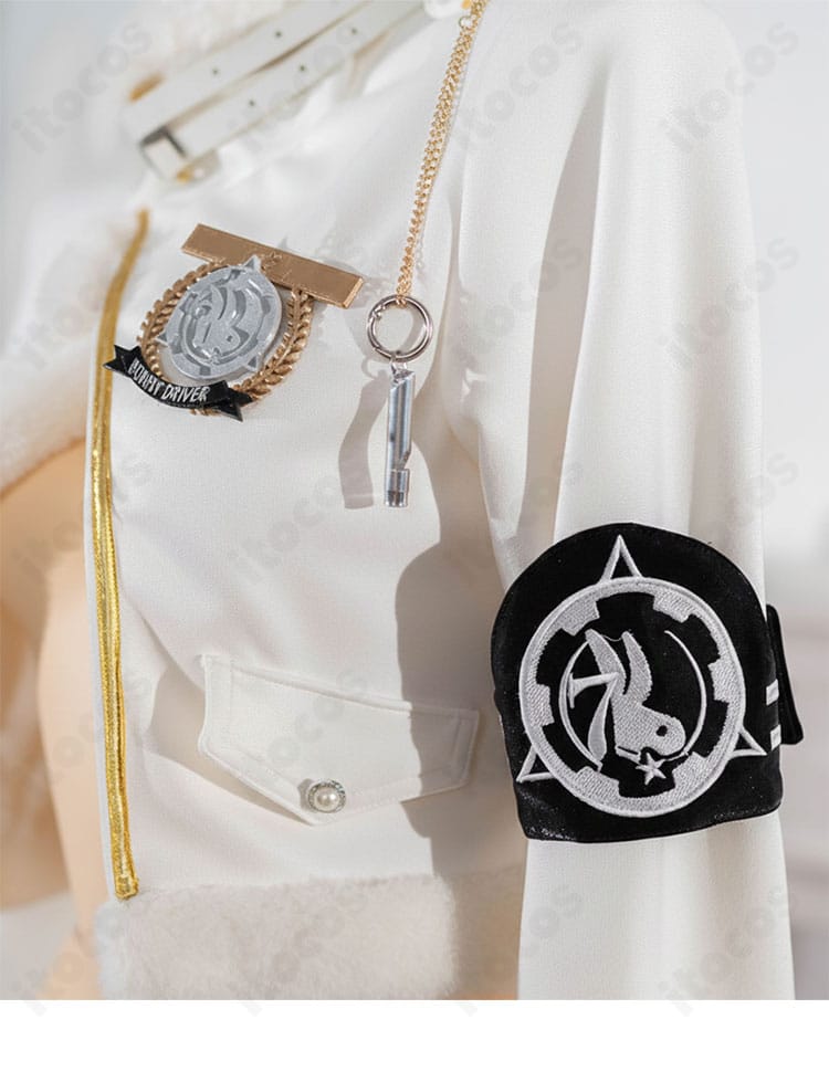 ブラン衣装の腕章モチーフ装飾ディテール。縁取りとエンブレム風意匠の再現度が分かるアップ。