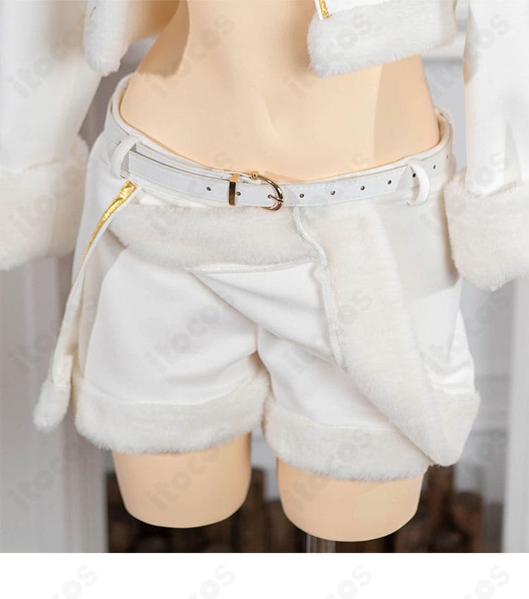 ブラン衣装ショートパンツの装飾ディテール。裾のライン取りと装飾の固定ステッチを示すクローズアップ。