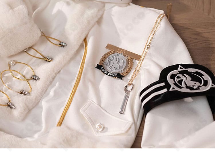 ブラン衣装の胸飾りディテール。中央パーツとリボンの形状、色のコントラストを確認できるアップ。