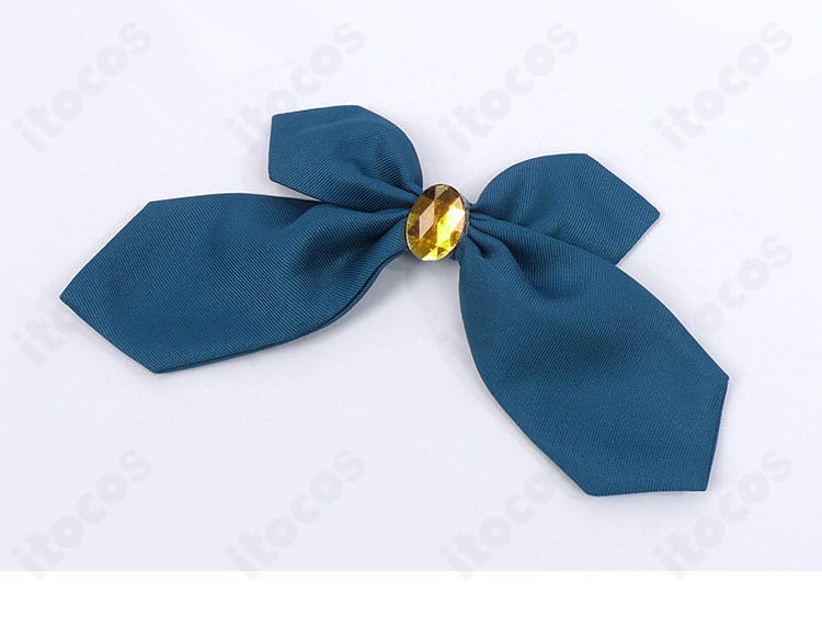 スカーフ（リボン結び）のアップ。結び目のボリュームと位置で首元にアクセント