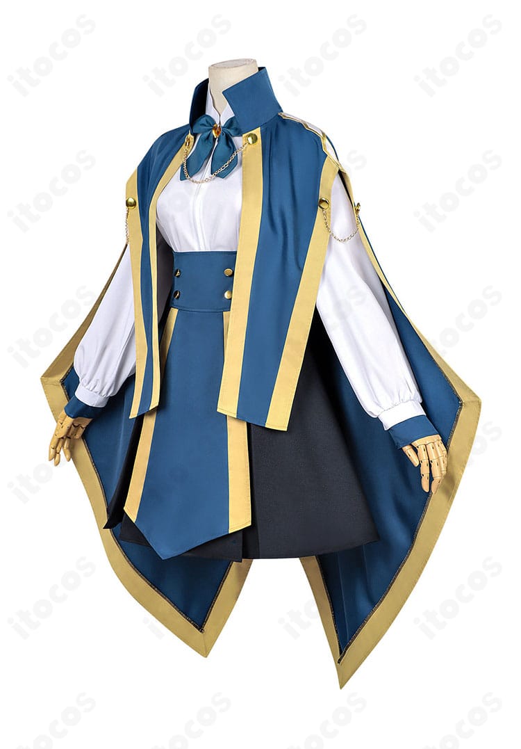 ジェニエ・コース コスプレ側面全体。マントの落ち感とスカートラインのバランスを確認できる角度