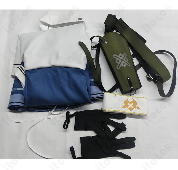 セット内容一式の展示写真。ワンピース・帽子・手袋・ベルトコンポーネント・ホルスターを並べ、別売りクラッチバッグを明示