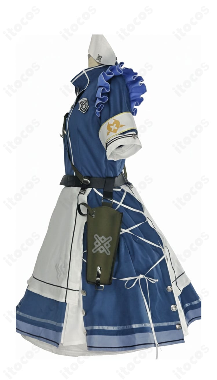 左側ディテールの拡大。ベルトコンポーネント、パイピング縫製、装飾の質感とステッチワークを強調したクローズアップ