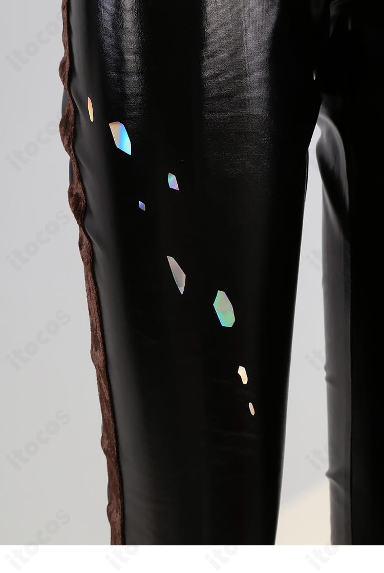 ズボンの装飾ディテール。生地のハリ感と装飾配置、縫製の仕上げを確認できる近接画像。