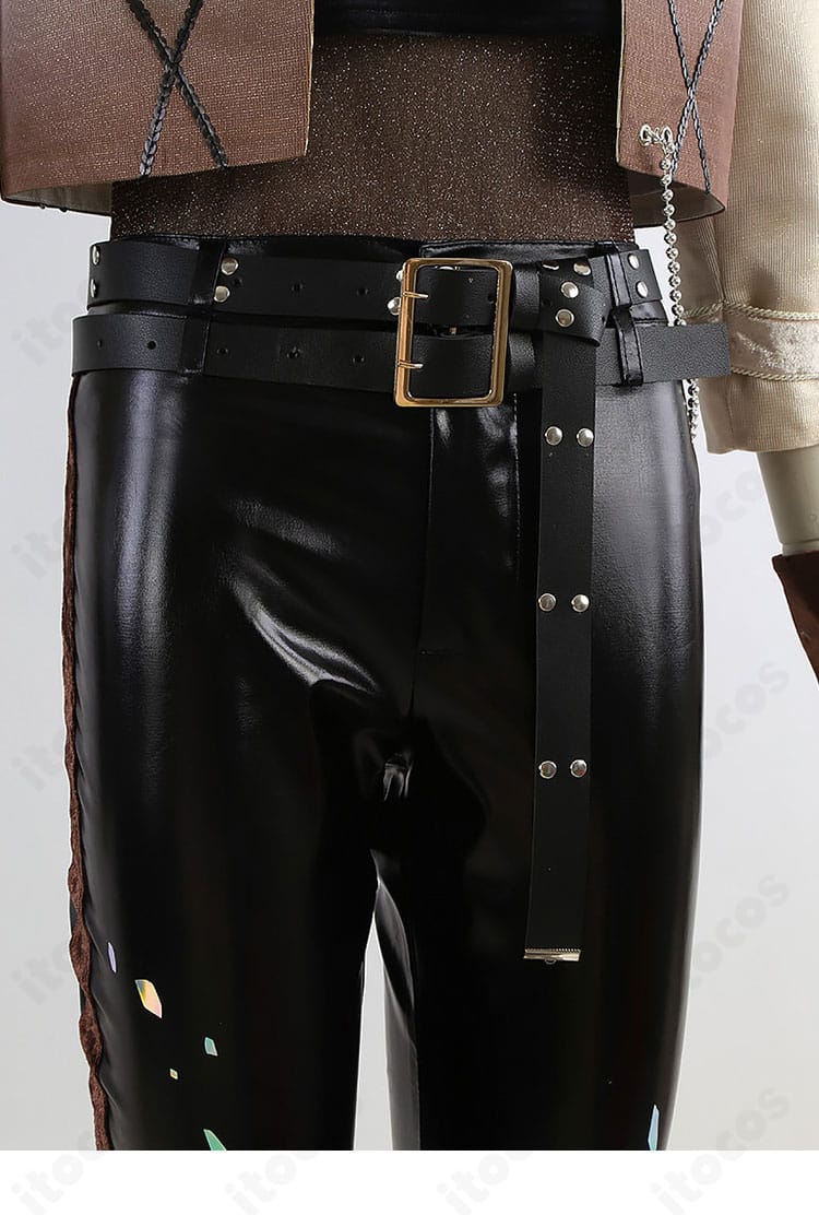 腰周りディテール。ベルトと飾りチェーンの取り付け位置・固定方法を示す近接カット。