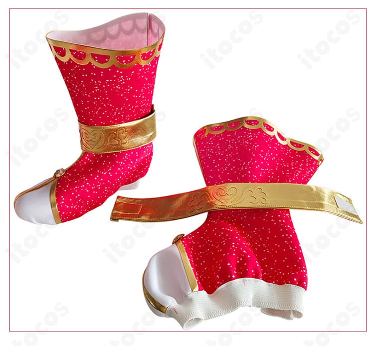 靴元装飾のクローズアップ。足元パーツの質感、固定ベルトの仕様とステッチの仕上がりが分かる