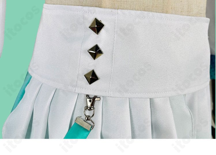 スカート裾の装飾ライン接写。ロール処理とパイピングの仕立てが見えるディテール画像