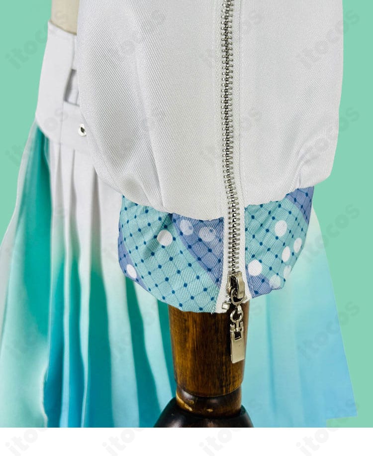 袖口装飾の接写。カフ形状と装飾ライン、端処理の丁寧さが確認できる画像