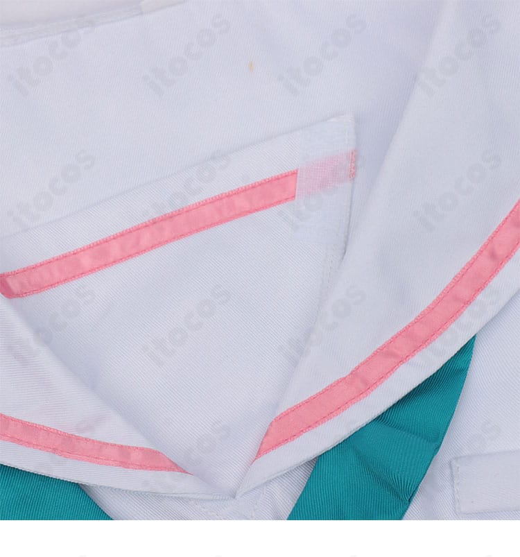 超かぐや姫！ 酒寄彩葉 制服のシャツ襟と装飾ディテールのクローズアップ