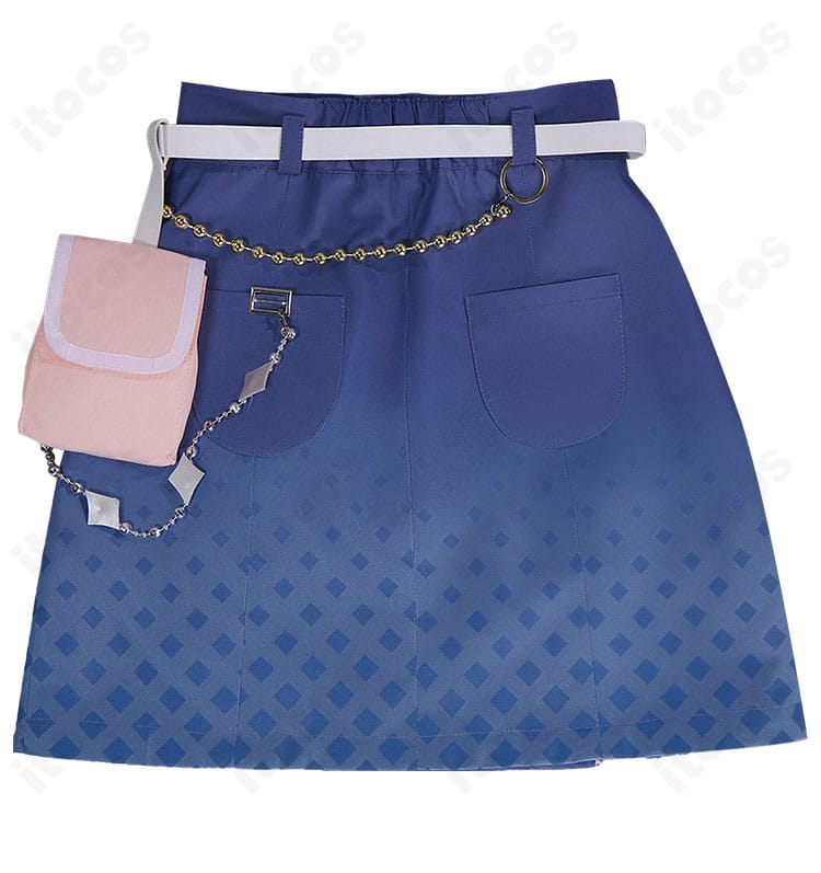 スカート背面の装飾ディテール。後ろ姿のシルエット、ベルトや腰飾りの固定感と動きにくさが確認できる写真。