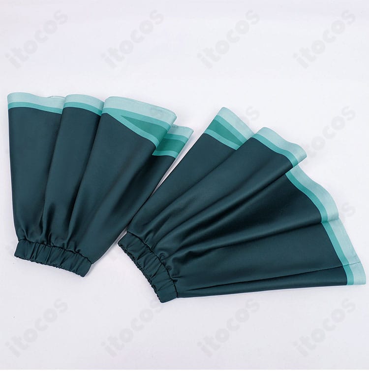 袖口の装飾ディテール。広がりのある袖と縁取り、手元が映えるデザインを近接で紹介。