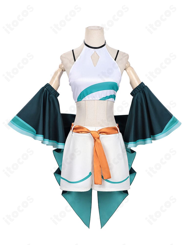 ITOCOS 月見ヤチヨ 和装コスプレの正面全体。トップスとショートパンツ、帯の配置とシルエットがわかる。