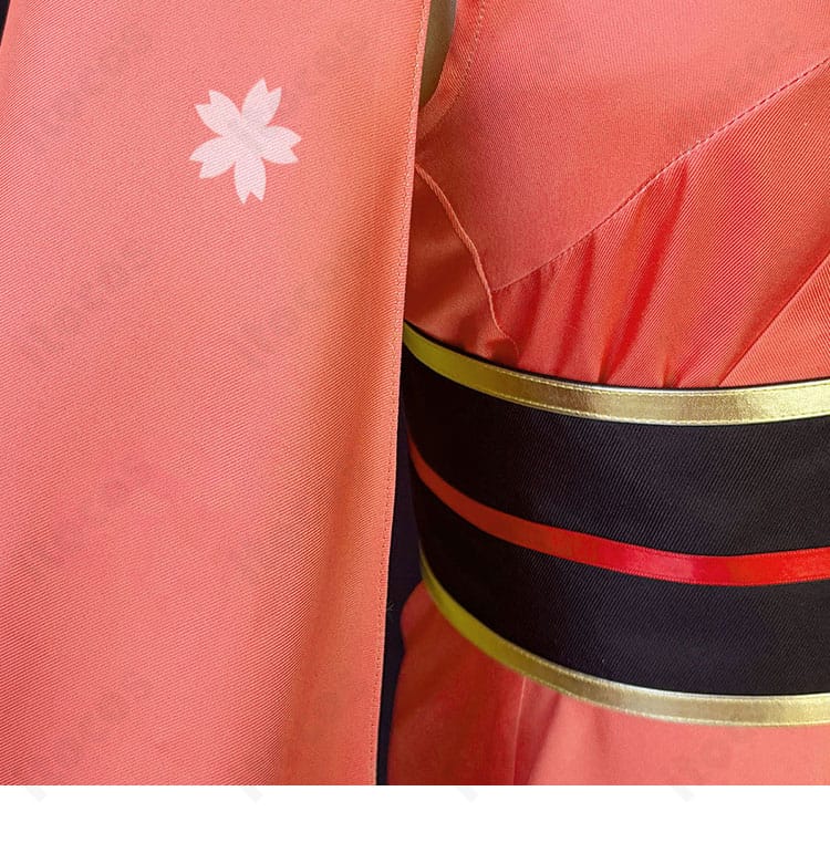 袖と腰まわりの細部：広がる袖口と飾りの配置