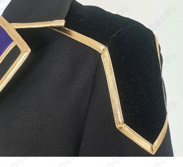 肩から袖の装飾・切替ラインのディテール。直線的なカッティングで男装シルエットを強調