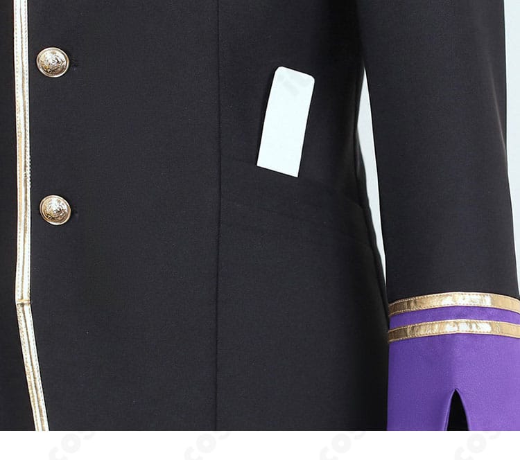 袖の装飾とラインテープのクローズアップ。コシのある生地でハリ感を維持する仕様