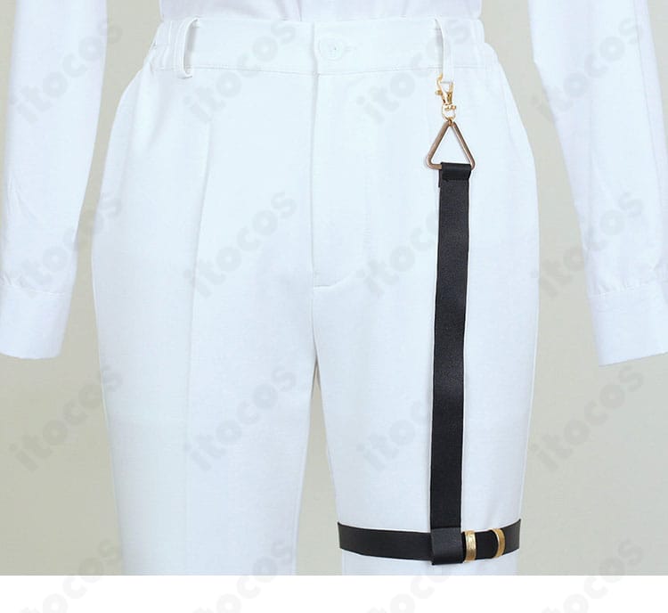 ズボンの装飾ディテール。サイドラインとベルト周りの収まりで足長効果を狙う設計