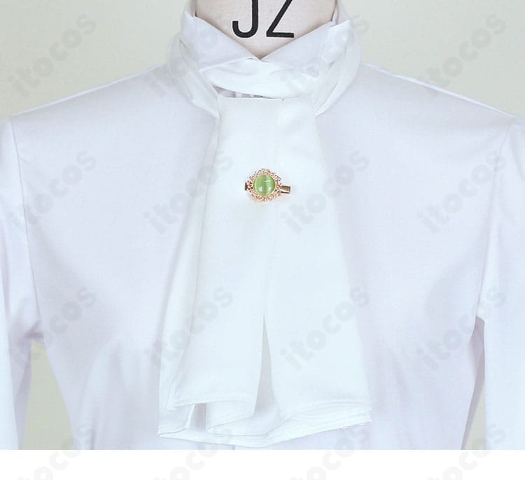 スカーフ（ネッカチーフ）の結び目と色味のアップ。肌映りの良い発色で顔周りを華やかに