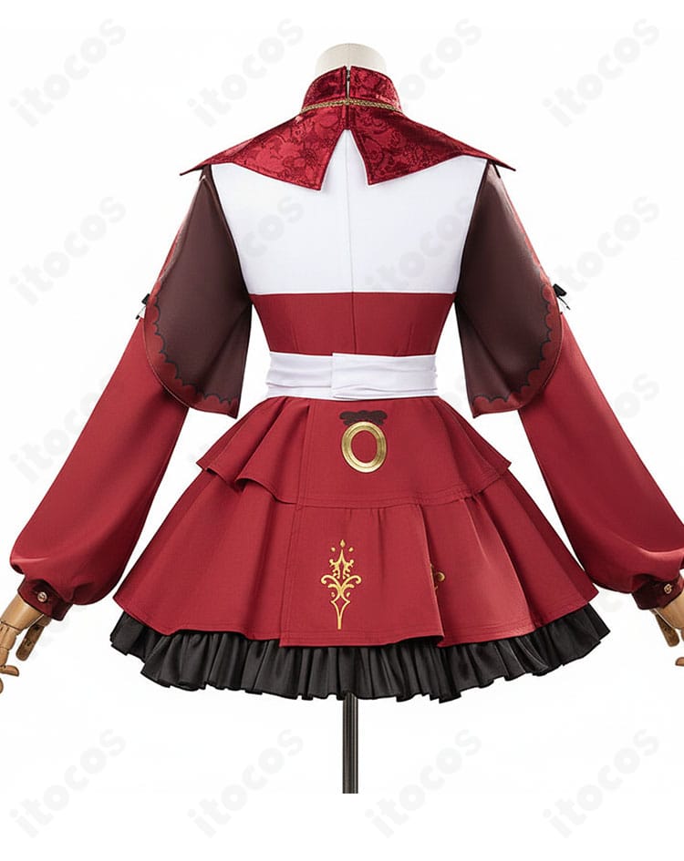 レッドディザイア勝負服コスプレの背面ディテール。腰の大きな蝶結び位置とスカートの広がり、背中のラインを確認できる角度。