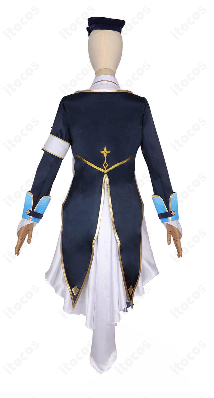 栞葉るり 共通衣装コスプレの背面。コートの縦ラインと腰飾り、シルエットを確認できる後ろ姿