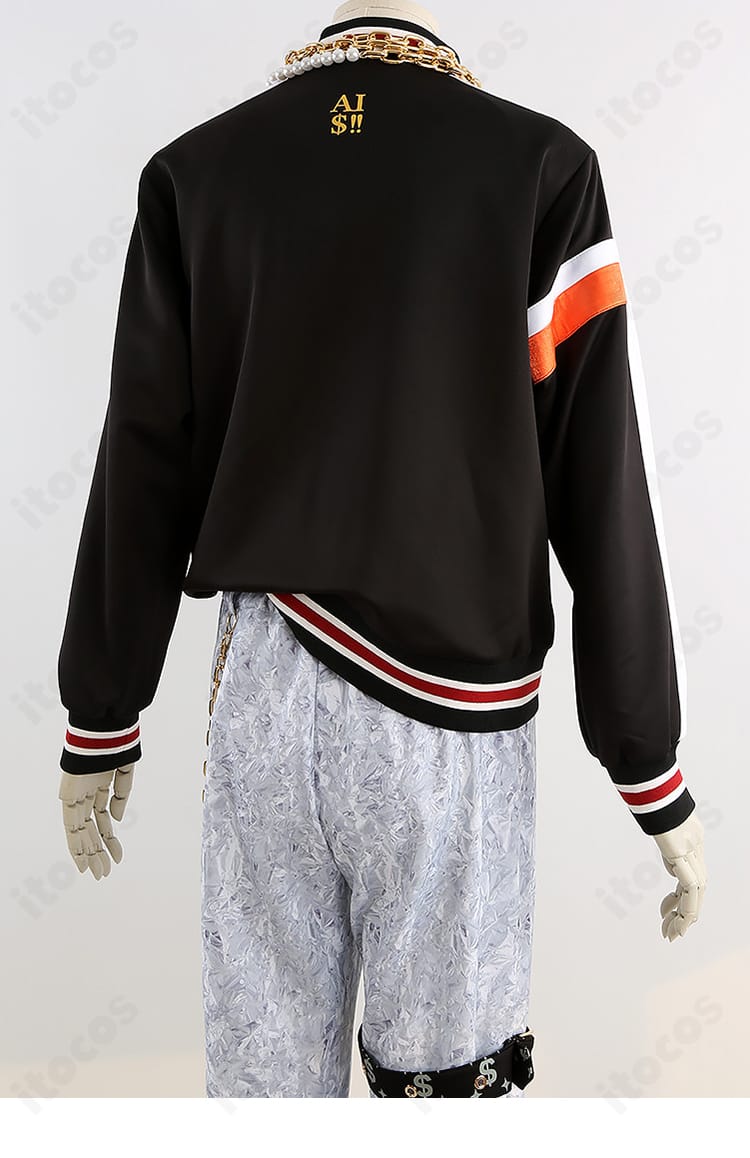 背面装飾のクローズアップ。背中のチェーン、ステッチの見え方、コートのハリ感を確認できる画像