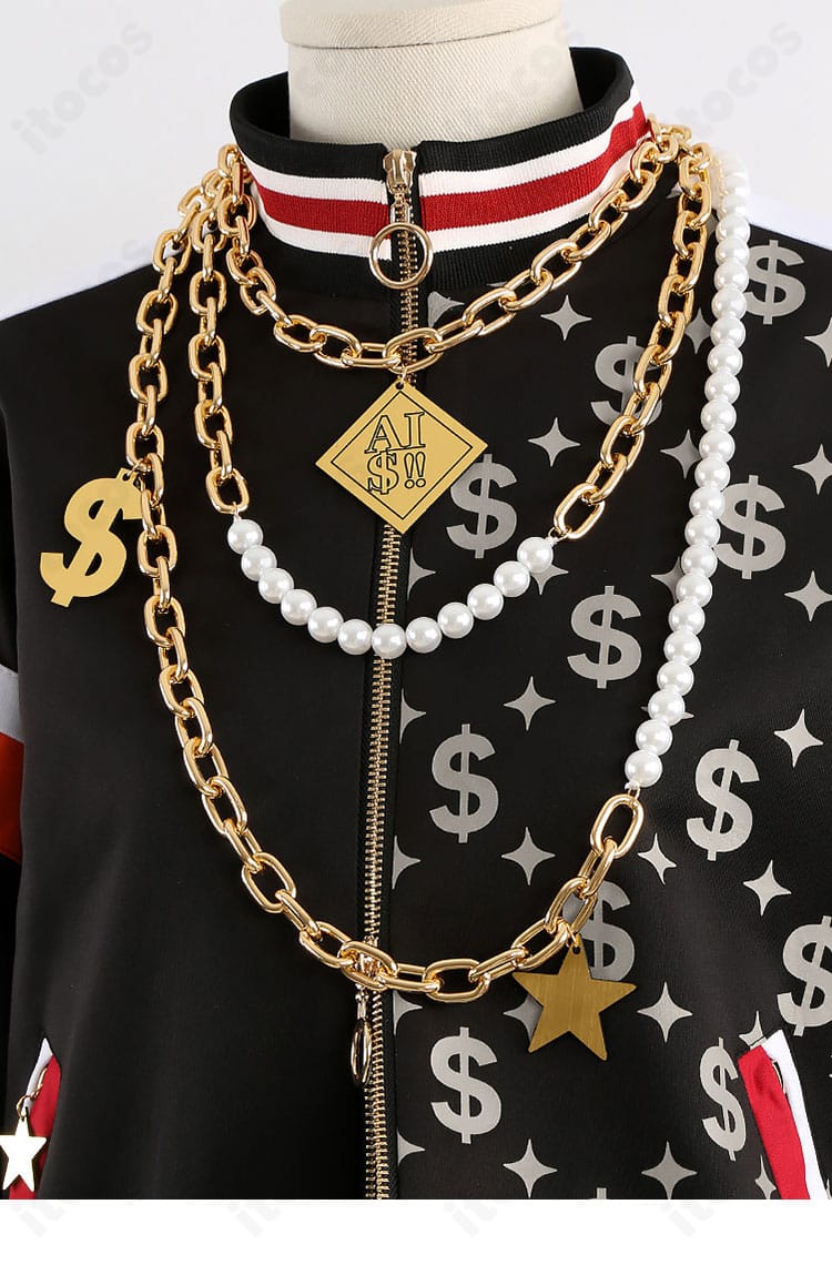 首元アクセのアップ。ネックレスのデザインと輝き、インナー襟とのコーディネートが分かるクローズアップ