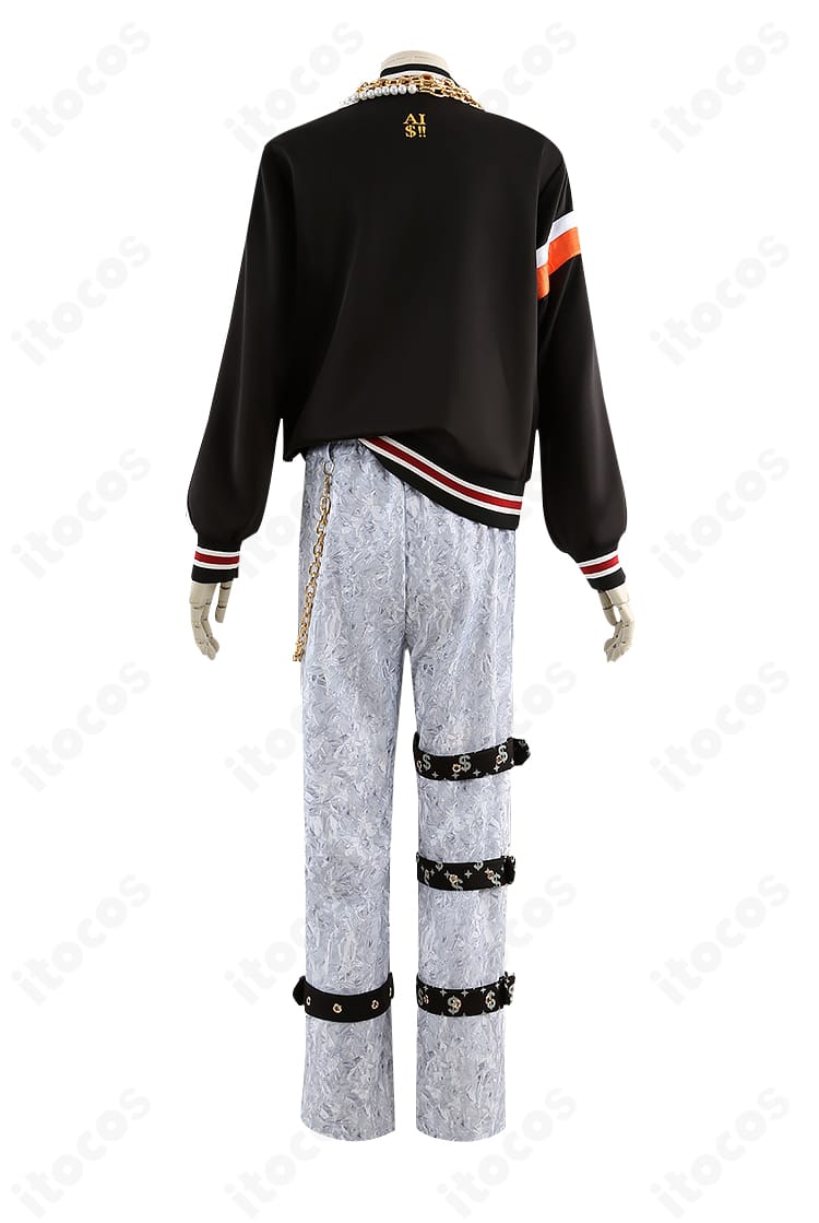 ステージ衣装の背面全体。ヨーロピアン調の後ろ姿とコートのフレア、背中のシルエットを確認