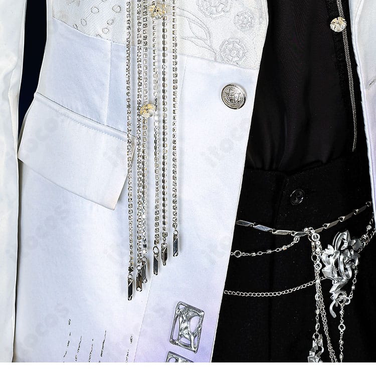 コート前立ての装飾アップ。縫製ステッチとフロント飾りの配置・質感が分かるディテール画像