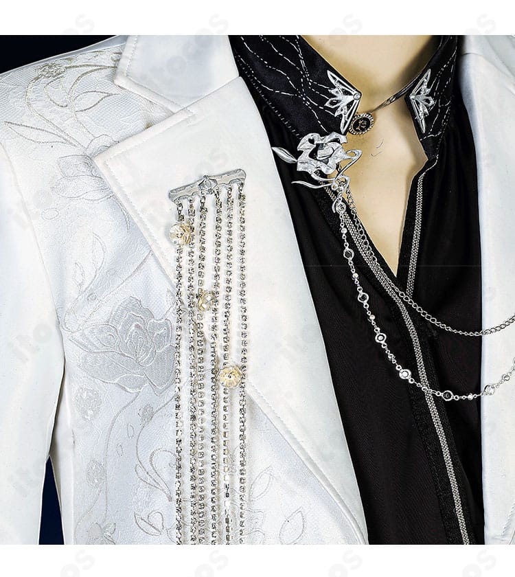 襟元と飾りのディテール。シャツの襟周りの仕立てと装飾金具の質感を確認できる近接写真