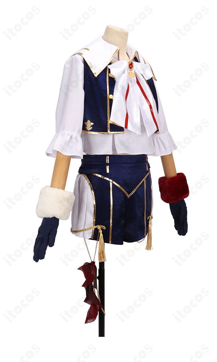 にじさんじ ドーラ 共通衣装コスプレの側面。コートのシルエット、ショートパンツの丈感、手首・太もも飾りの配置を確認できるサイドビュー