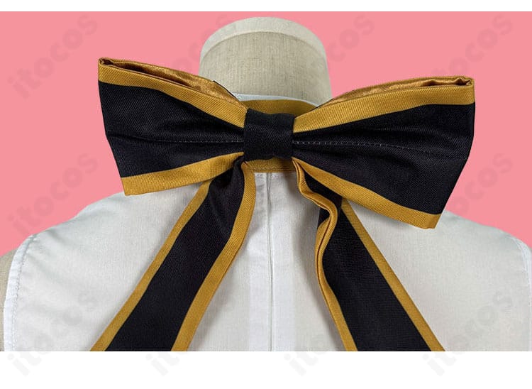 蝶モチーフ装飾のクローズアップ。生地の高発色と縫製の仕上がり、立体成形が分かる