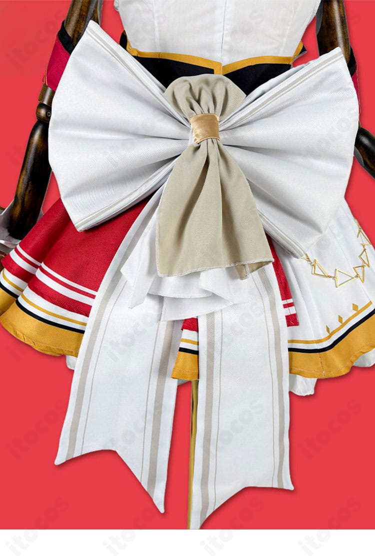 ウエスト周りの装飾ディテール。腰の蝶結びと装飾パーツの配置を示す近接画像