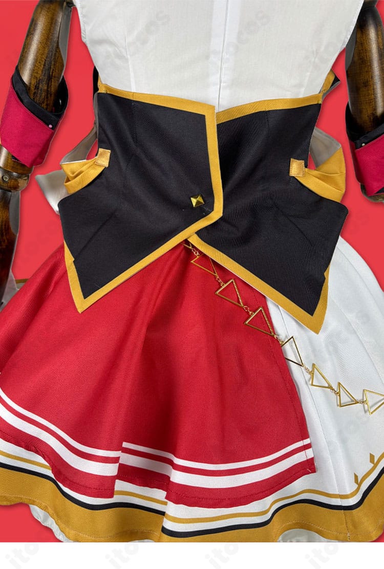 ウエストの帯状装飾ディテール。素材感と整ったステッチワークのクローズアップ