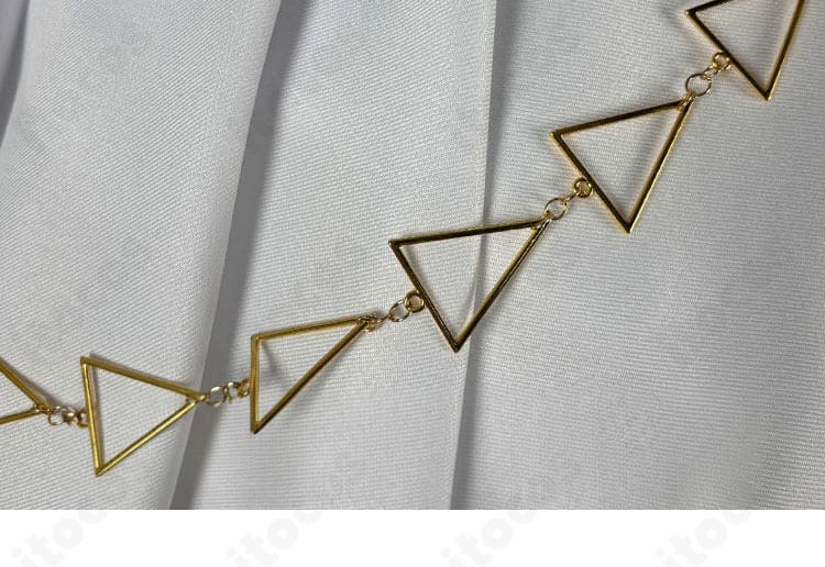 スカート裾の装飾ディテール。トリムの仕上がりとふんわり広がるフレアの見え方