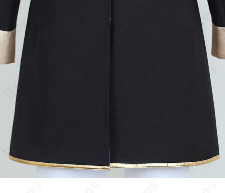 背面裾の装飾ディテール。ベント周りの縫製と動きやすさに配慮した設計