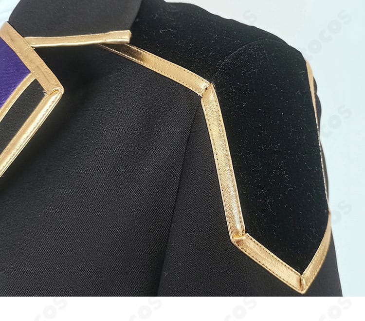 肩と袖の装飾ディテール。肩章風意匠と袖口への切り替えを確認