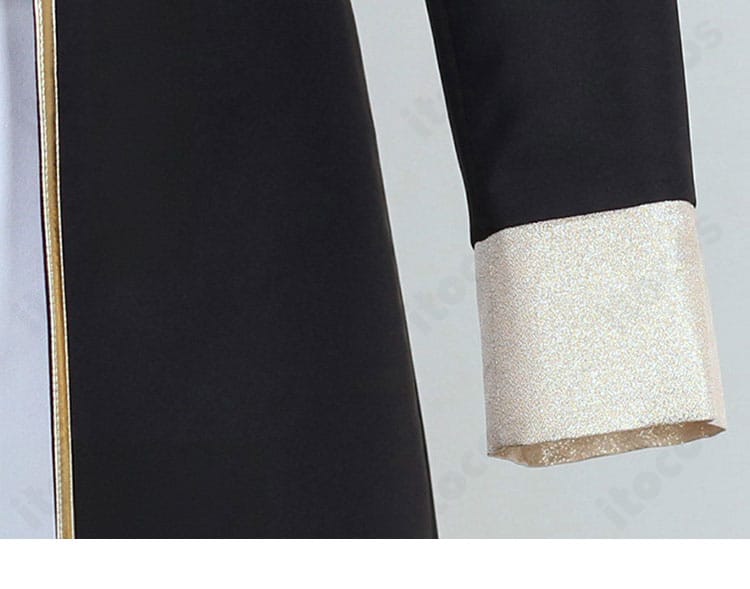 袖口装飾のクローズアップ。カフスの形状とボタンの仕上げ