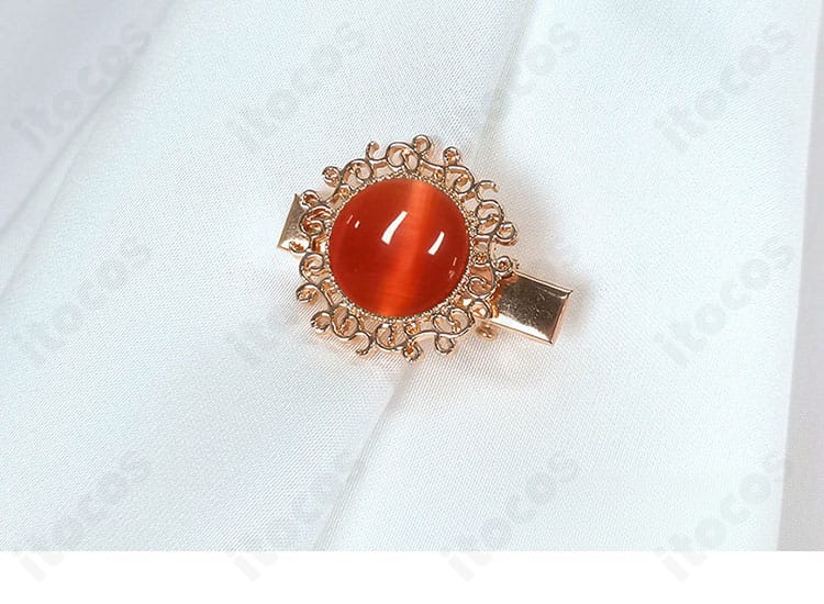 首元スカーフ結びのディテール（結び目とドレープ）