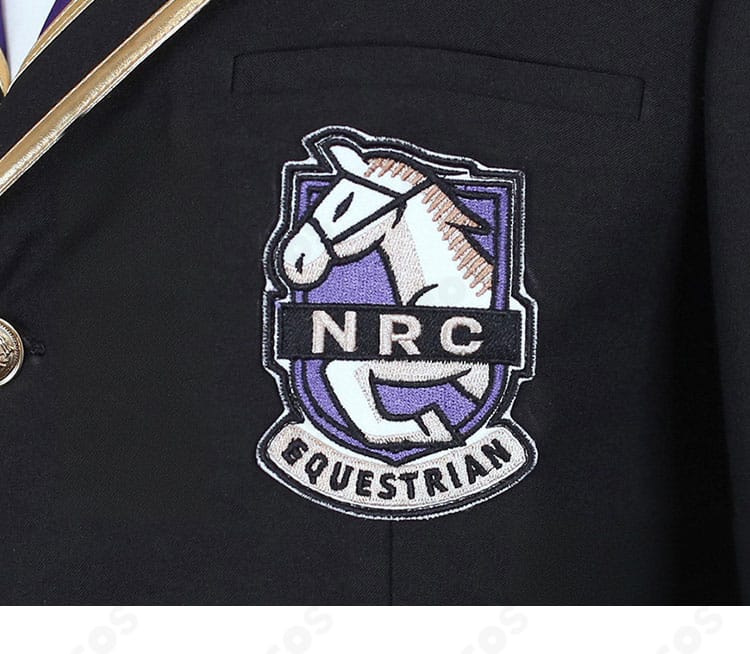 コート胸前のエンブレム風装飾アップ（配置と質感）