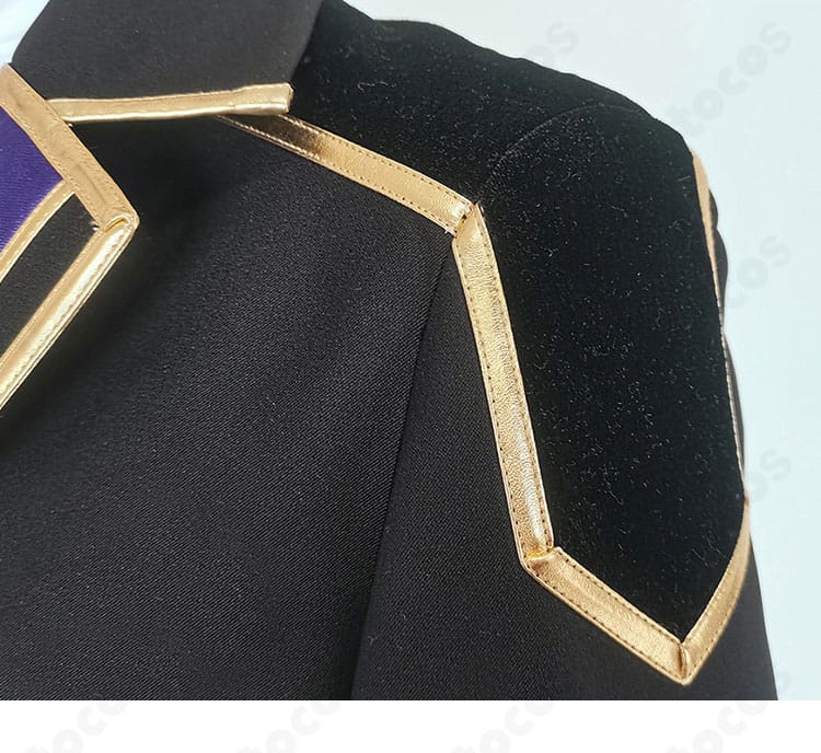 肩周りのデザインディテール（肩線と装飾の配置）