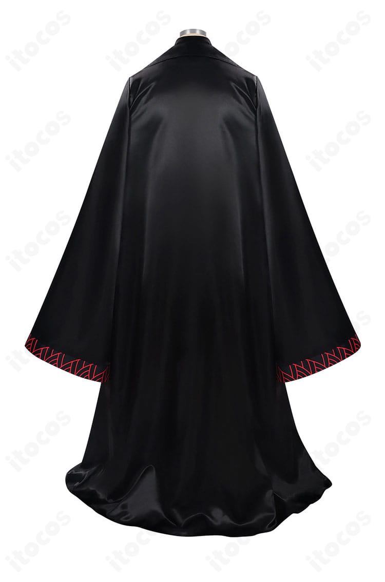 ジア・チォウ衣装の背面全体画像（マントの落ち感と裾ライン）